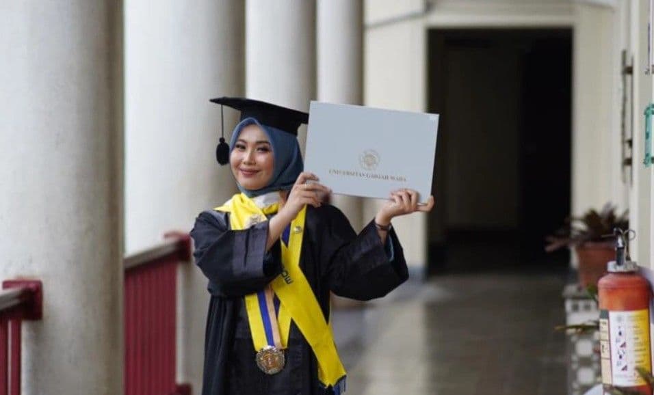 Lulus S2 di Usia 22 Tahun, Tria Sofie jadi Wisudawan Termuda Program Pascasarjana UGM